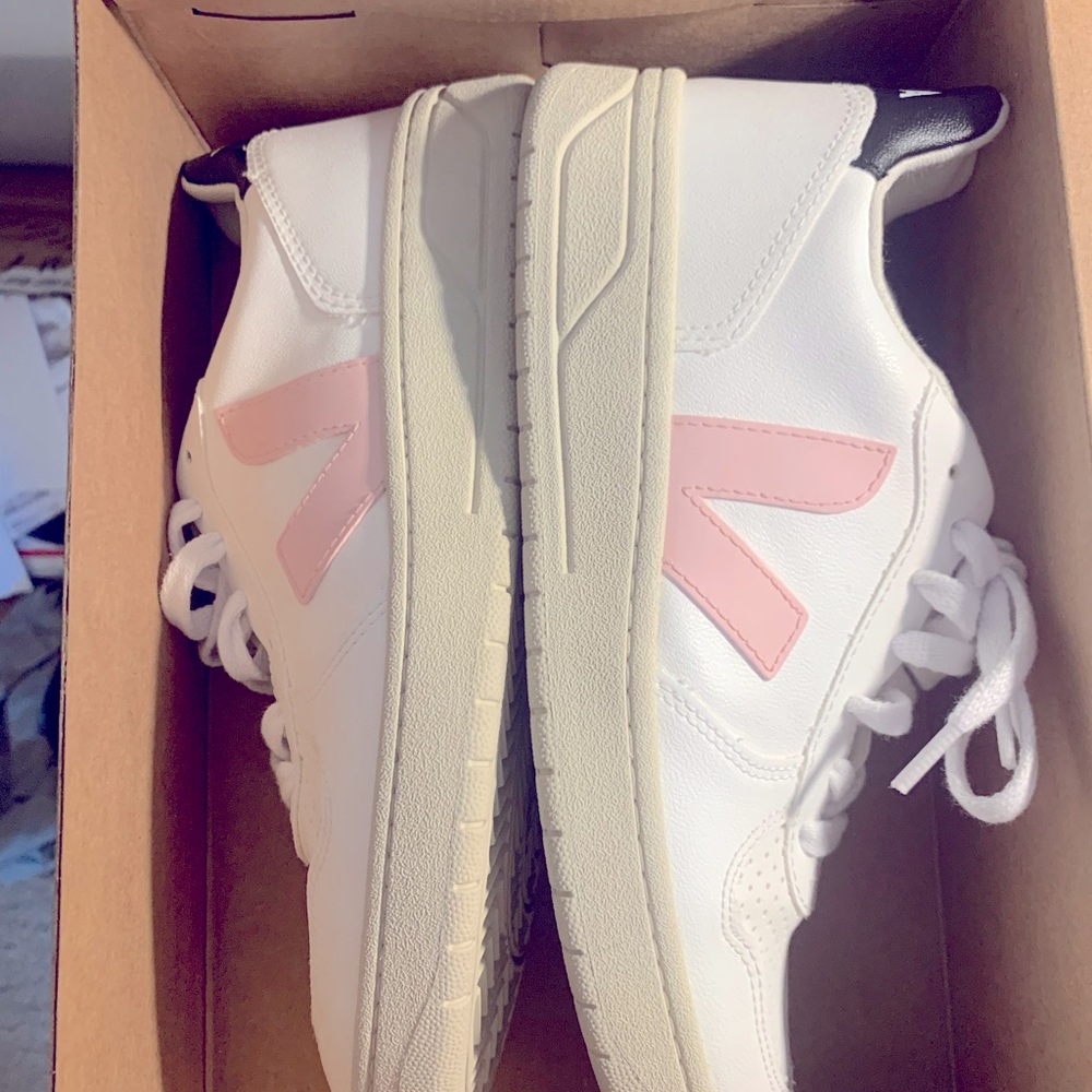 Veja v-10 sneakers never worn!